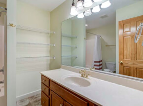 THE WISTERIA HOUSE 1st Floor King Master Bath #4