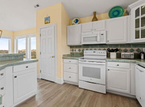 SEA FOREVER 2nd Floor Deck with Hot Tub