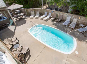 The pool at BERRY NICE