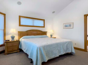 POINTE EAST 1st Floor King Master