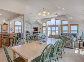 POINTE EAST Dining Area