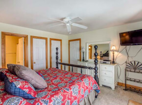 MOON BAY 1st Floor Queen Master next to Entry Door