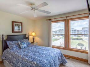 MOON BAY 1st Floor Queen Master next to Entry Door