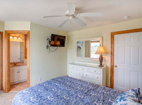 MOON BAY 1st Floor Queen Master across from stairs