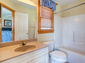 MOON BAY 1st Floor Queen Master across from stairs