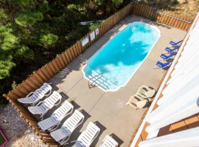 The pool at DEW DUCK INN