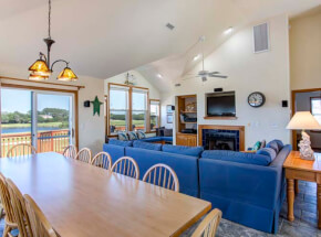 GOLFIN' DOLPHIN Dining Area
