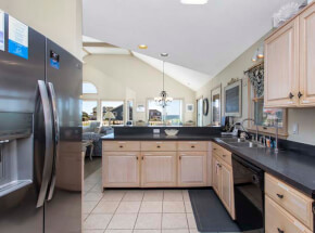 BEACH BLISS 1st Floor Oceanside Queen Jr. Master