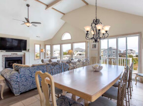 BEACH BLISS Dining Area