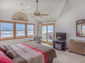 BEACH CASTLE 2nd Floor King Master