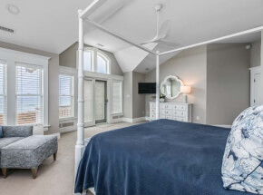 FOUR SEASONS RETREAT 2nd Floor King Master #1 Bath