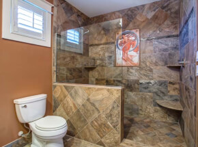 PUTTIN' ON THE RITZ 2nd Floor King Master Bathroom