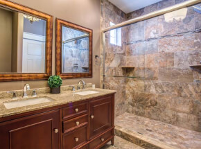 PUTTIN' ON THE RITZ 1st Floor King Master Bathroom