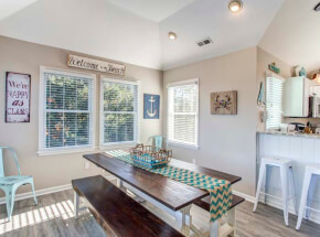 VIRGINIA BREEZE Dining Area